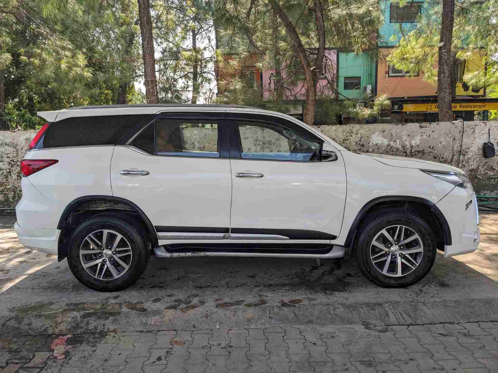 Toyota Fortuner - Side View